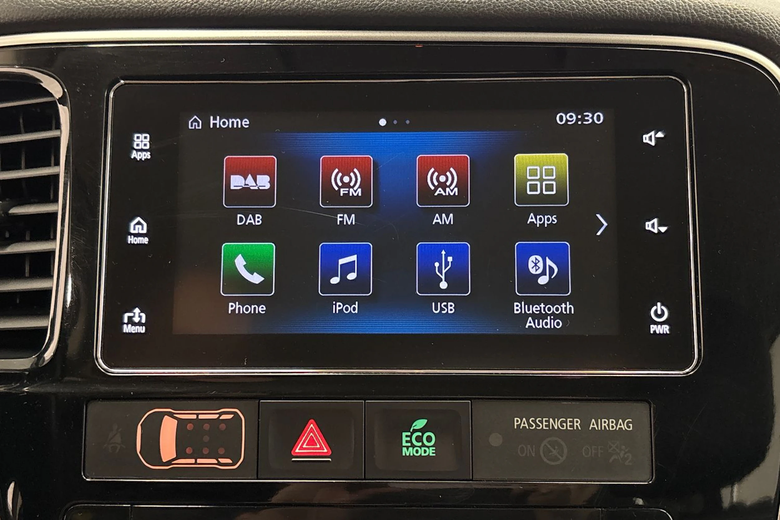 Punainen Mitsubishi Outlander 2018 kuva 17.