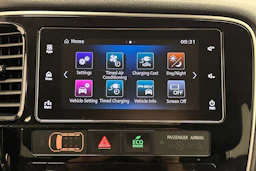 Punainen Mitsubishi Outlander 2018 kuva 18.