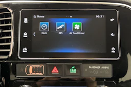 Punainen Mitsubishi Outlander 2018 kuva 19.