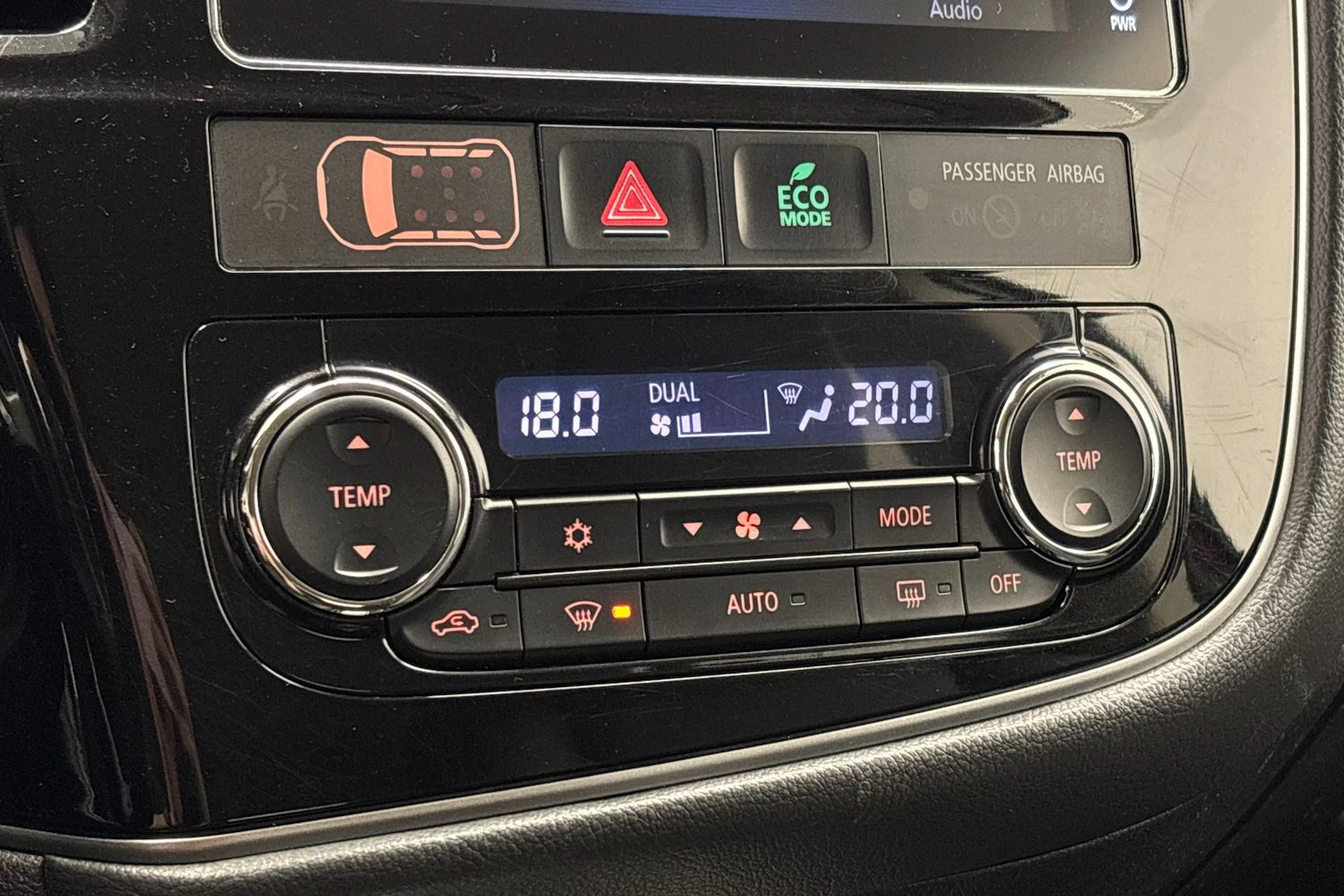 Punainen Mitsubishi Outlander 2018 kuva 23.