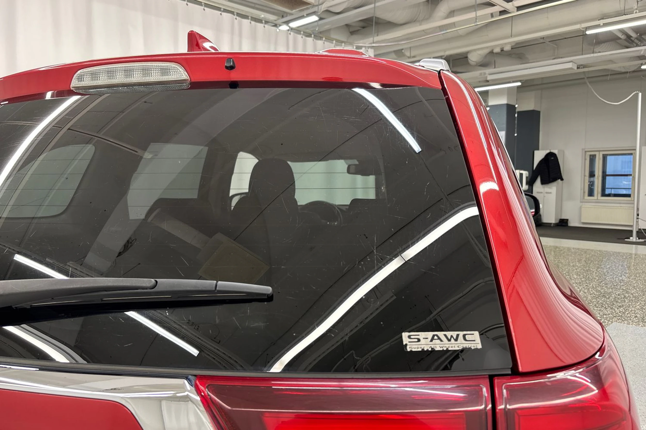 Punainen Mitsubishi Outlander 2018 kuva 34.