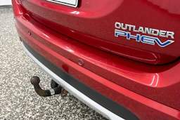 Punainen Mitsubishi Outlander 2018 kuva 35.