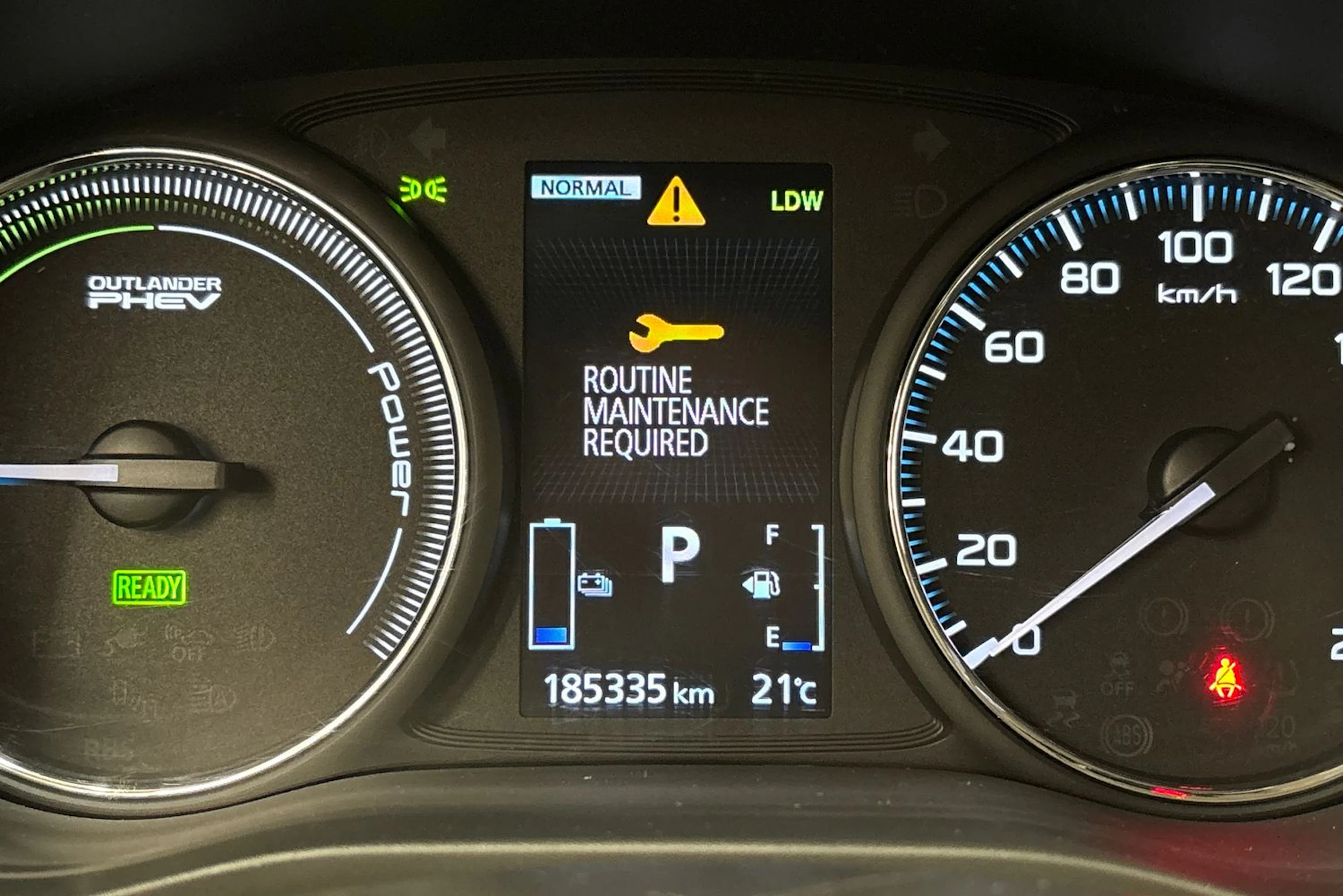 Punainen Mitsubishi Outlander 2018 kuva 37.
