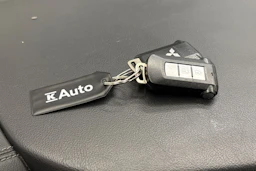 Punainen Mitsubishi Outlander 2018 kuva 38.