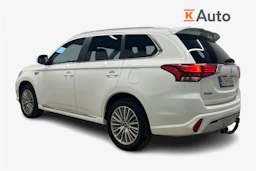 valkoinen Mitsubishi Outlander 2018 kuva 2.