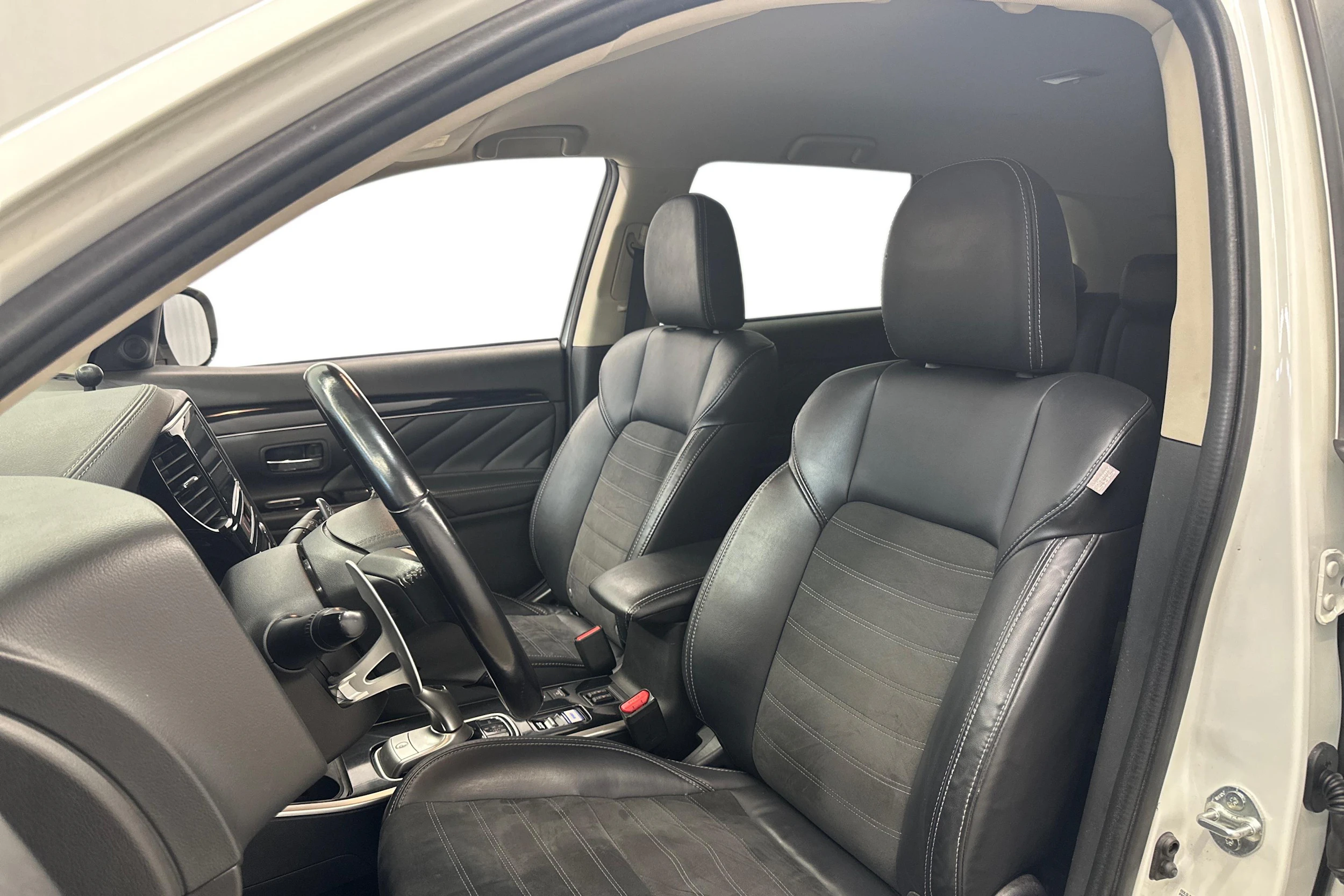 valkoinen Mitsubishi Outlander 2018 kuva 6.