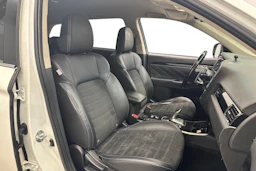 valkoinen Mitsubishi Outlander 2018 kuva 7.