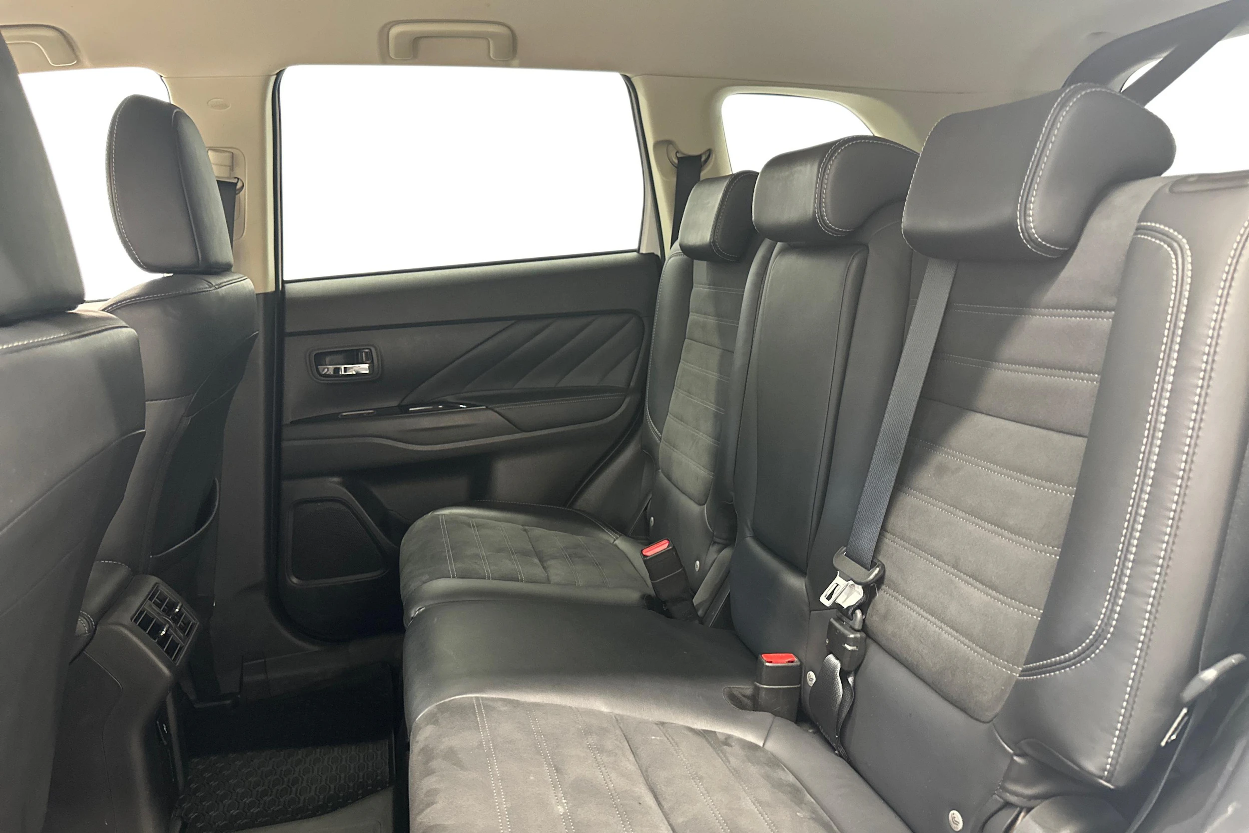 valkoinen Mitsubishi Outlander 2018 kuva 8.