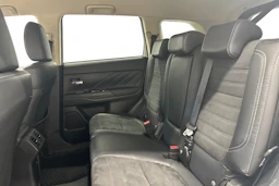 valkoinen Mitsubishi Outlander 2018 kuva 8.