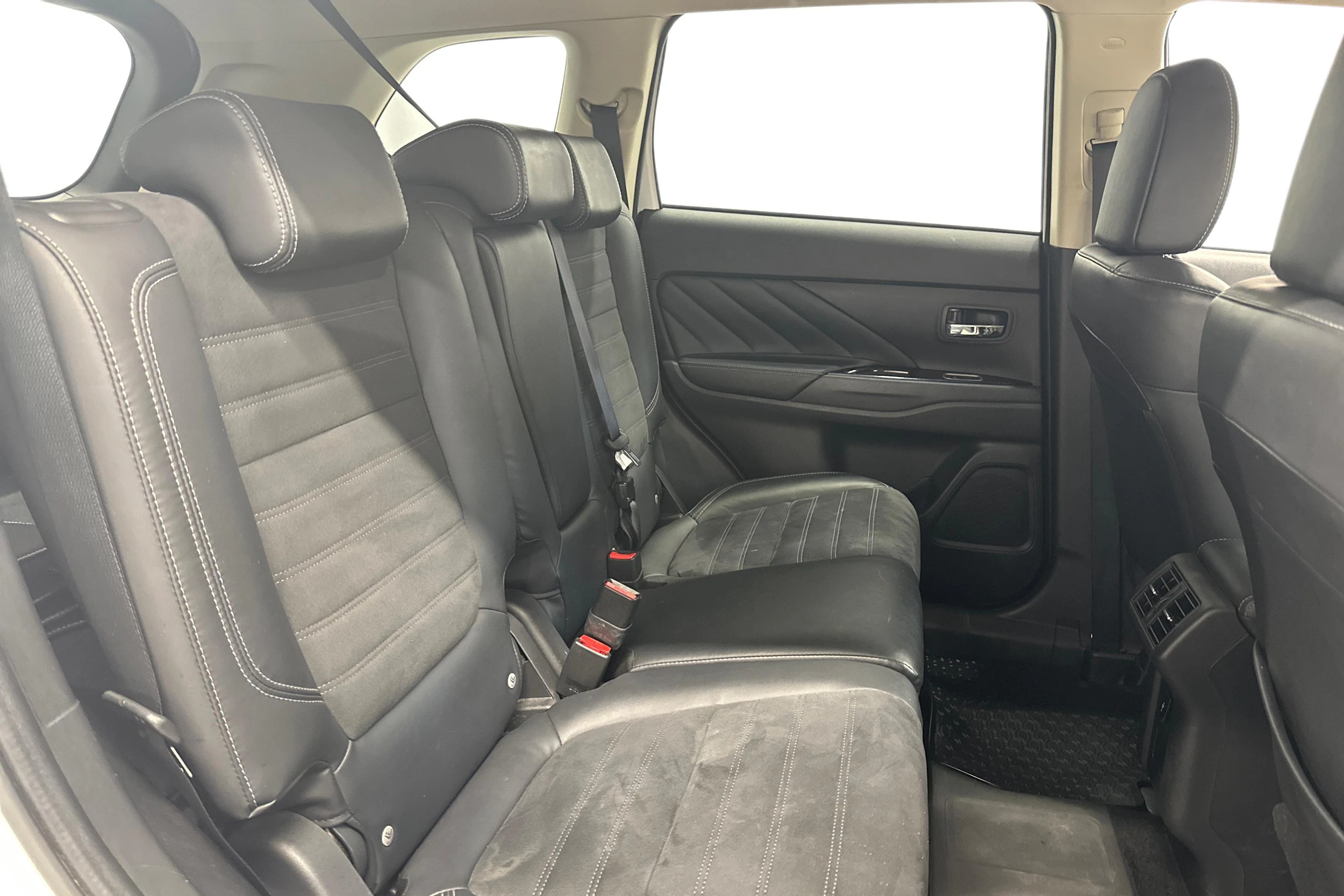valkoinen Mitsubishi Outlander 2018 kuva 9.