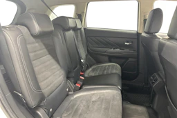 valkoinen Mitsubishi Outlander 2018 kuva 9.
