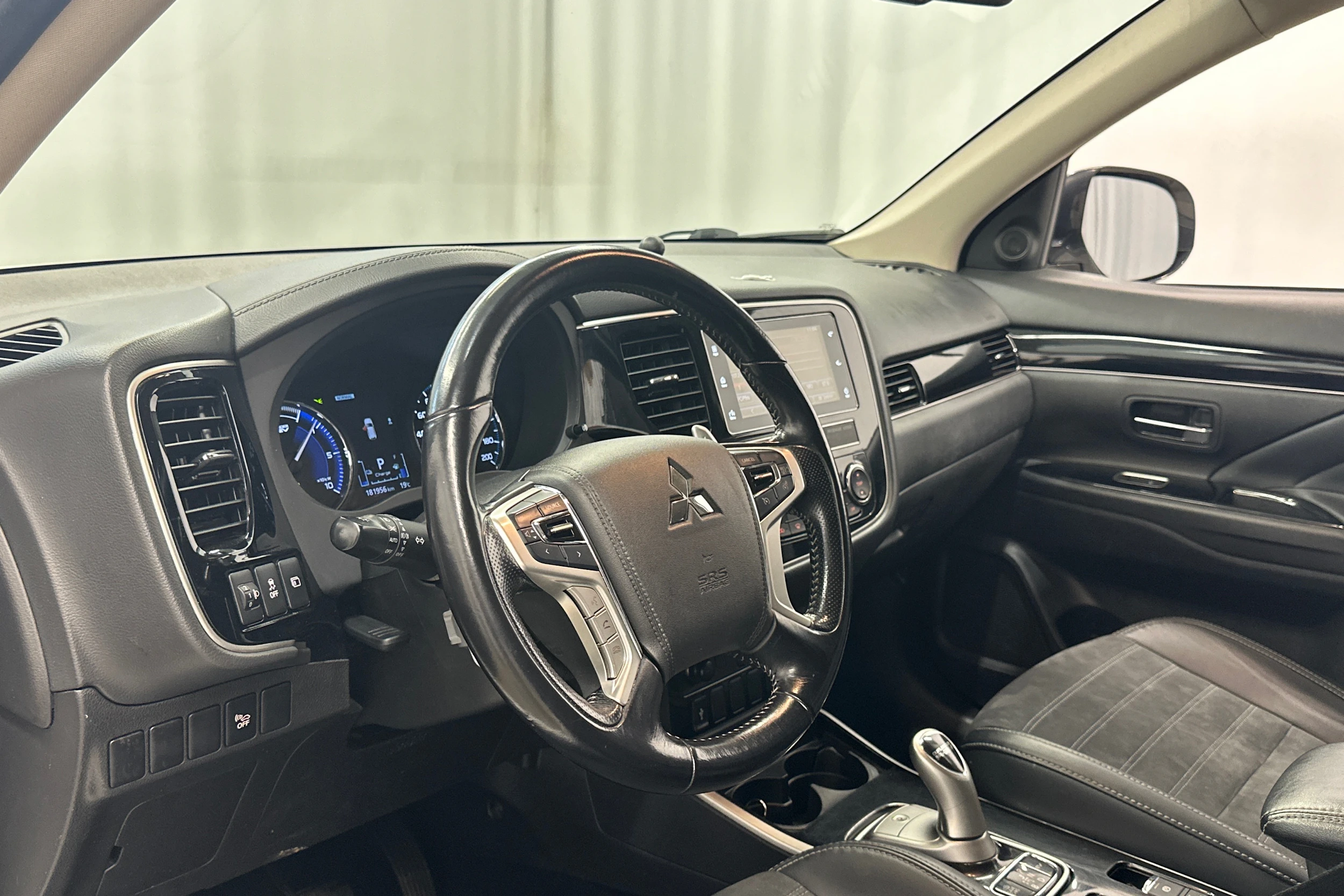 valkoinen Mitsubishi Outlander 2018 kuva 10.