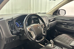 valkoinen Mitsubishi Outlander 2018 kuva 10.