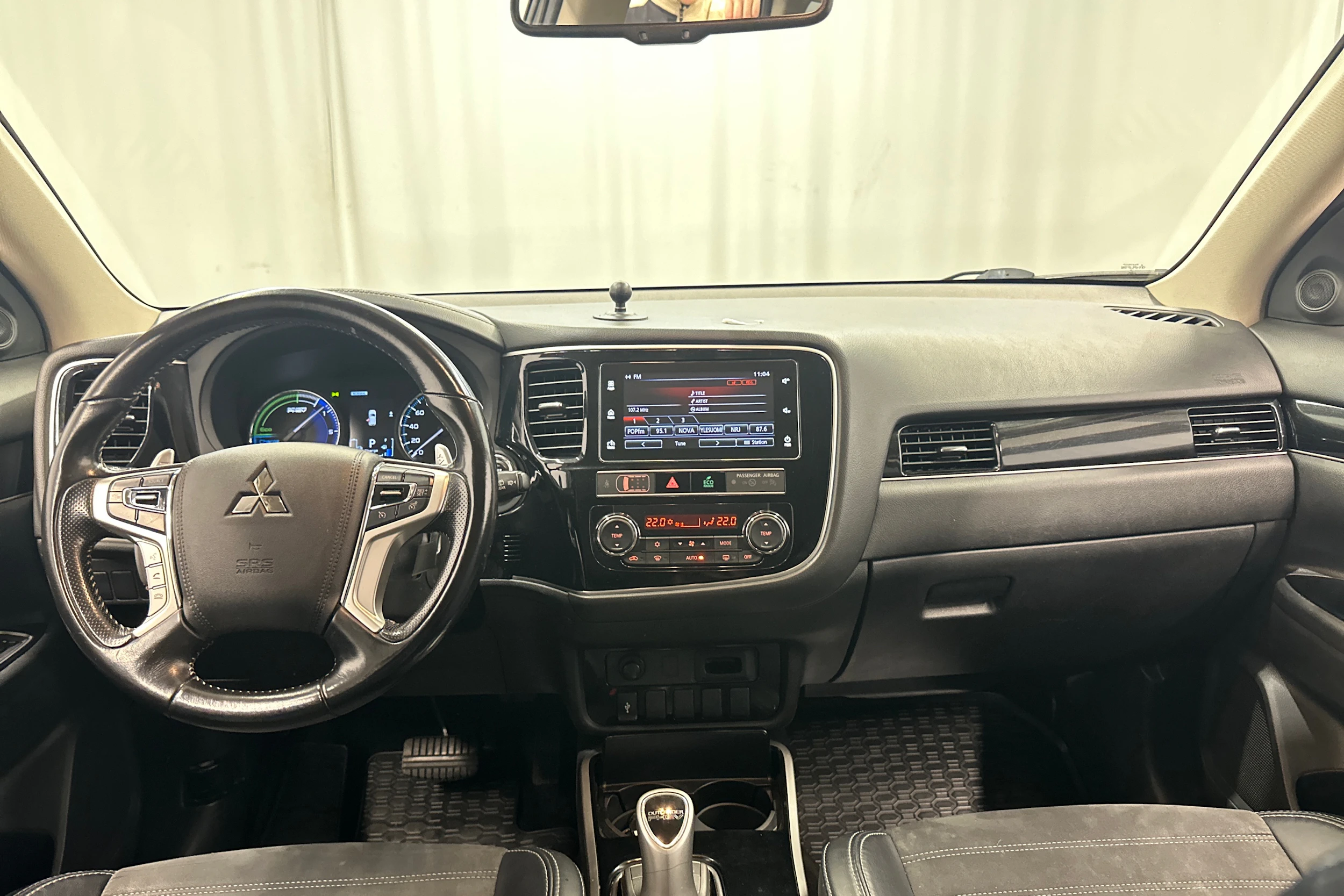 valkoinen Mitsubishi Outlander 2018 kuva 11.