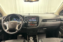 valkoinen Mitsubishi Outlander 2018 kuva 11.