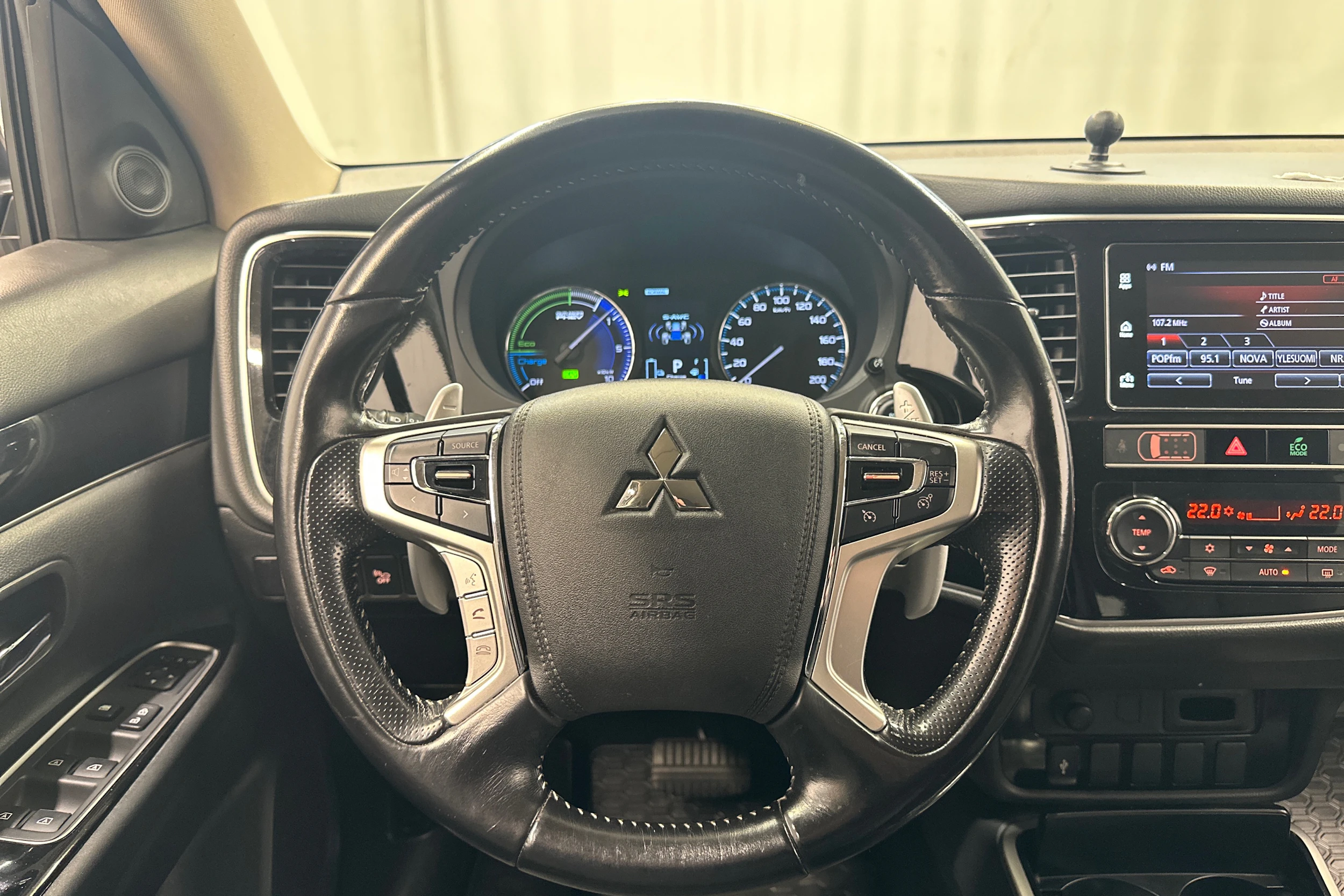 valkoinen Mitsubishi Outlander 2018 kuva 12.