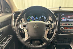 valkoinen Mitsubishi Outlander 2018 kuva 12.