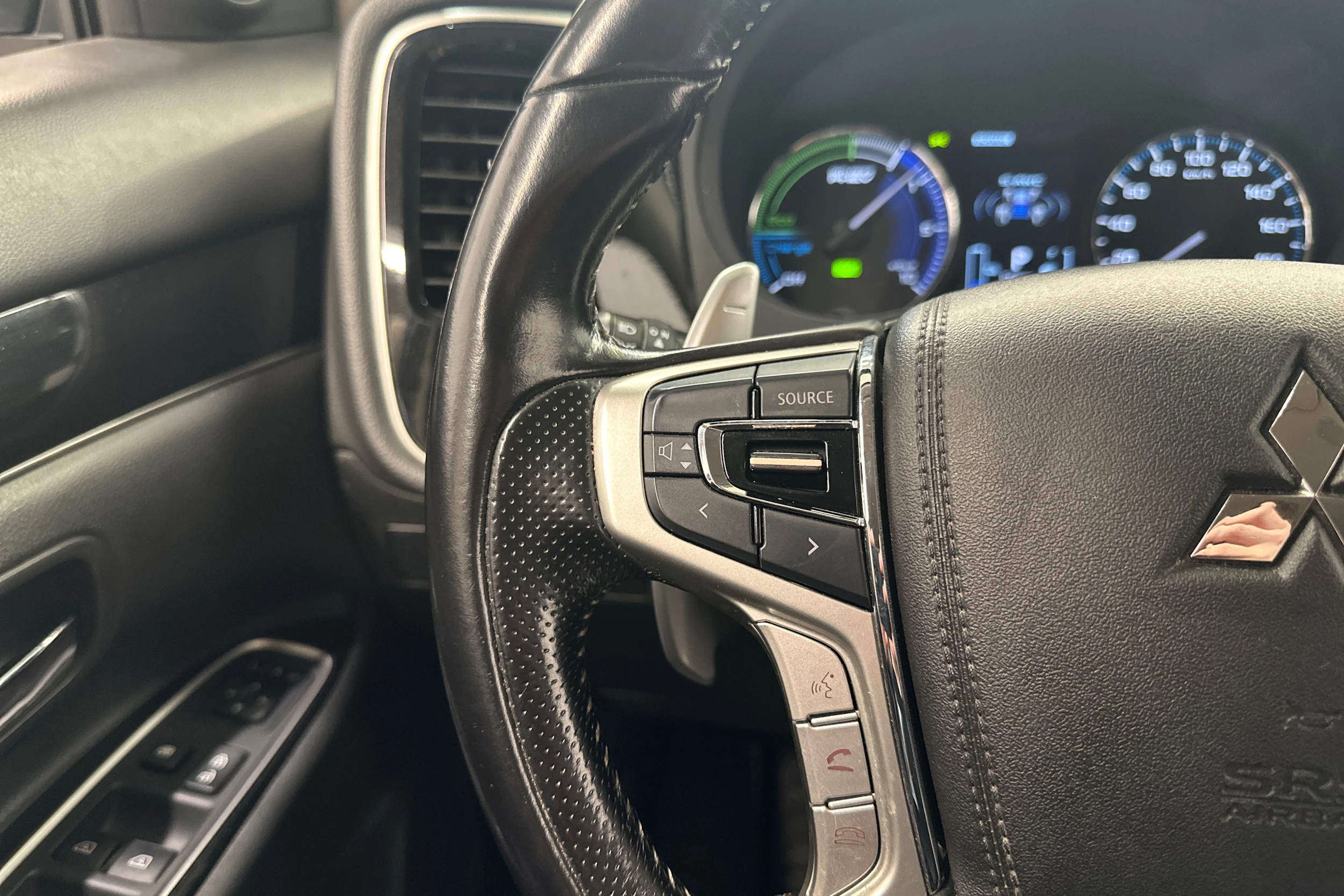 valkoinen Mitsubishi Outlander 2018 kuva 13.