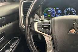 valkoinen Mitsubishi Outlander 2018 kuva 13.