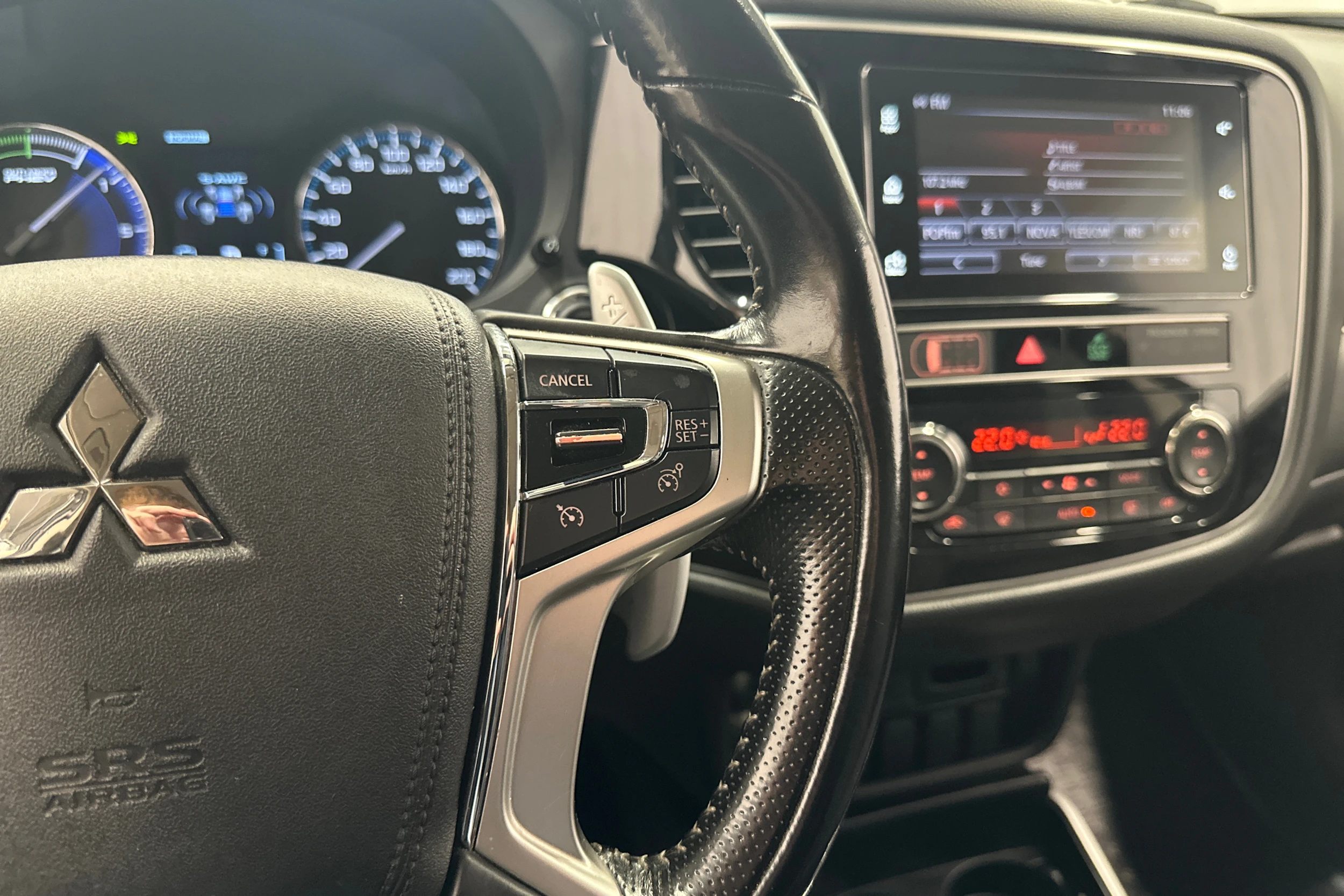 valkoinen Mitsubishi Outlander 2018 kuva 14.