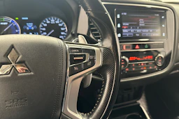 valkoinen Mitsubishi Outlander 2018 kuva 14.