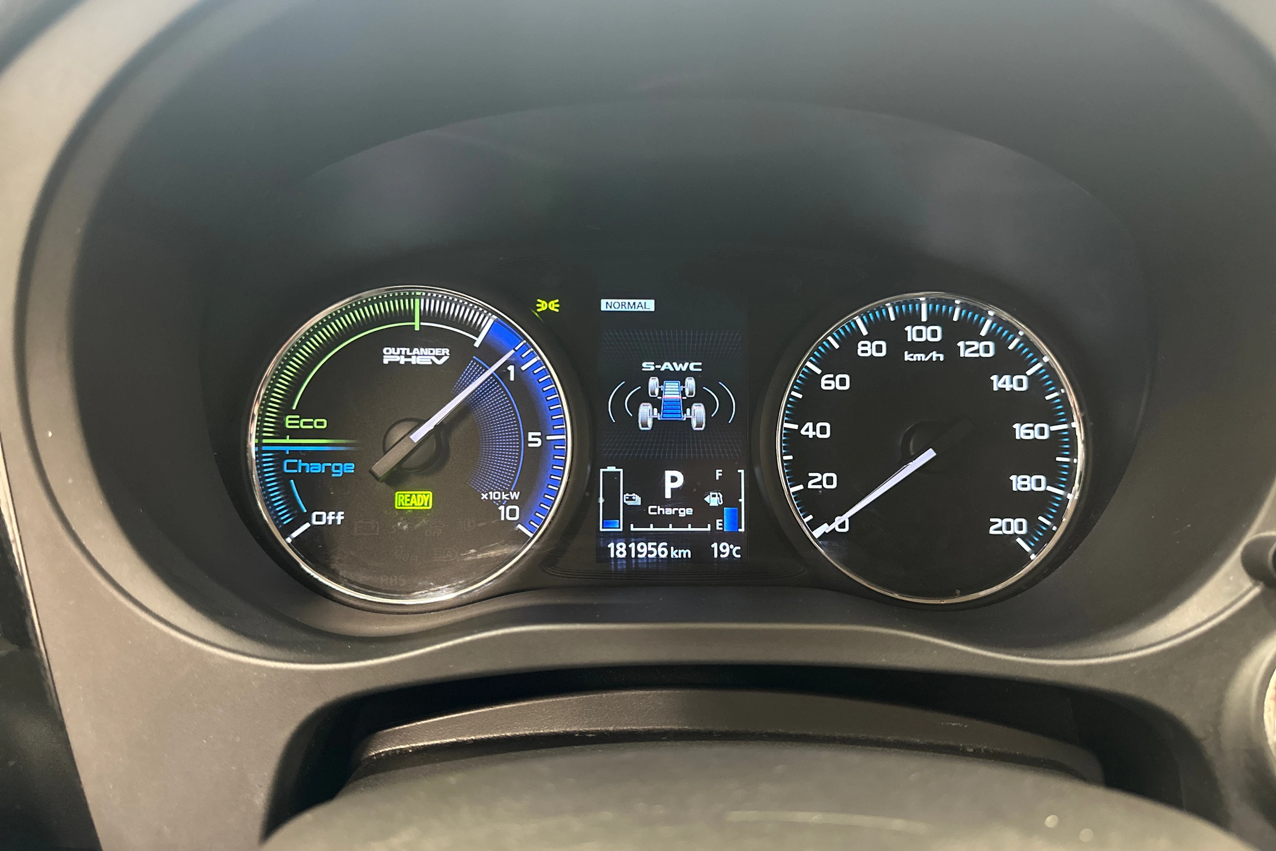 valkoinen Mitsubishi Outlander 2018 kuva 15.