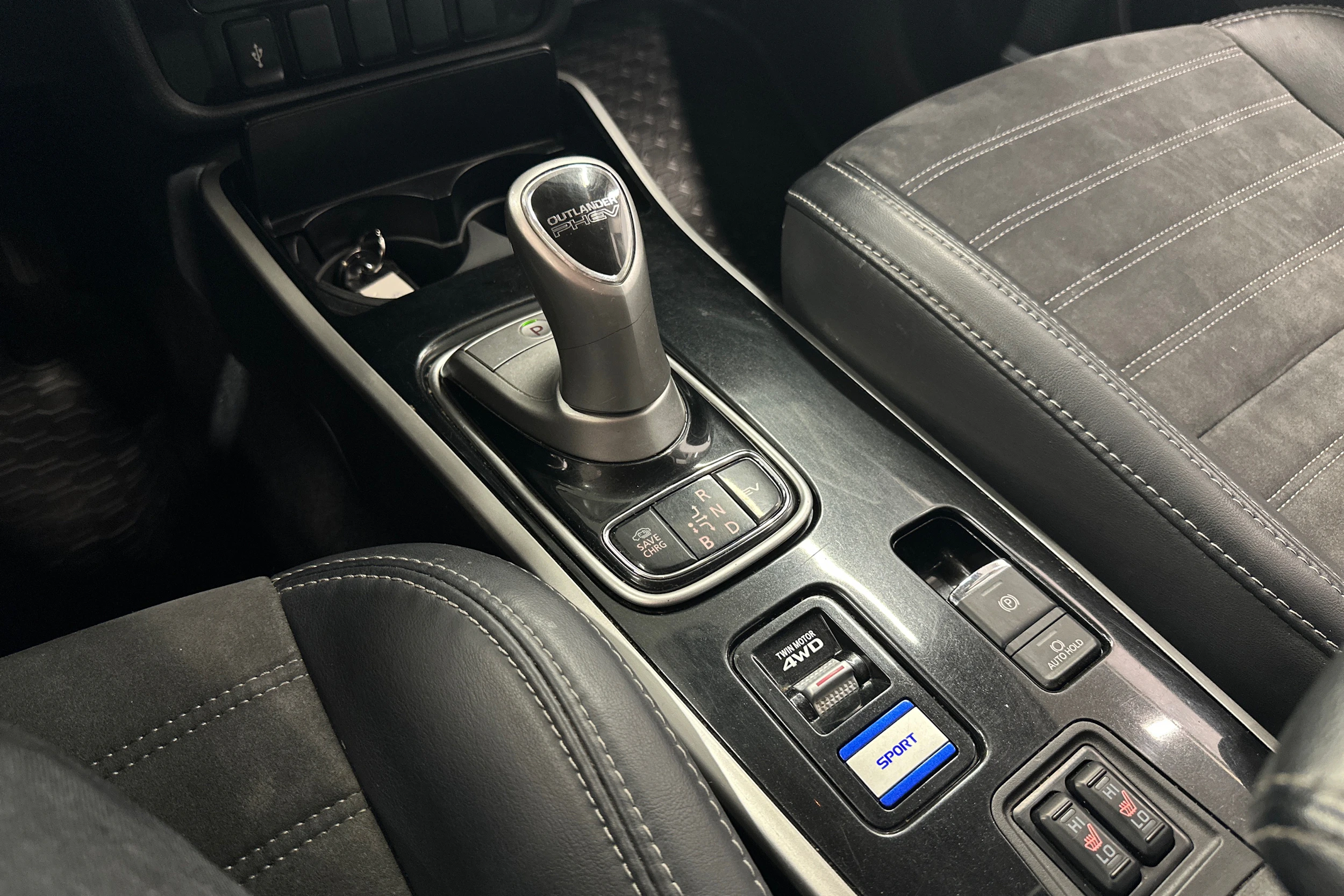 valkoinen Mitsubishi Outlander 2018 kuva 16.