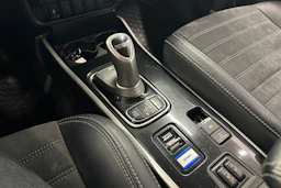 valkoinen Mitsubishi Outlander 2018 kuva 16.