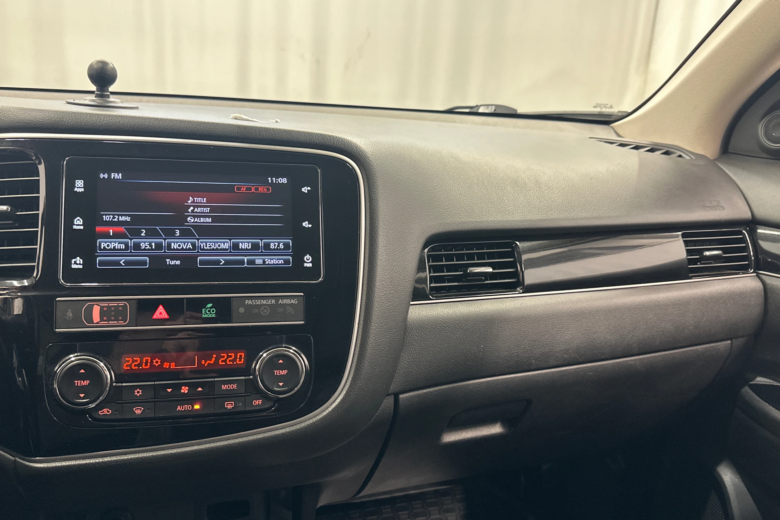 valkoinen Mitsubishi Outlander 2018 kuva 17.