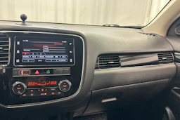 valkoinen Mitsubishi Outlander 2018 kuva 17.