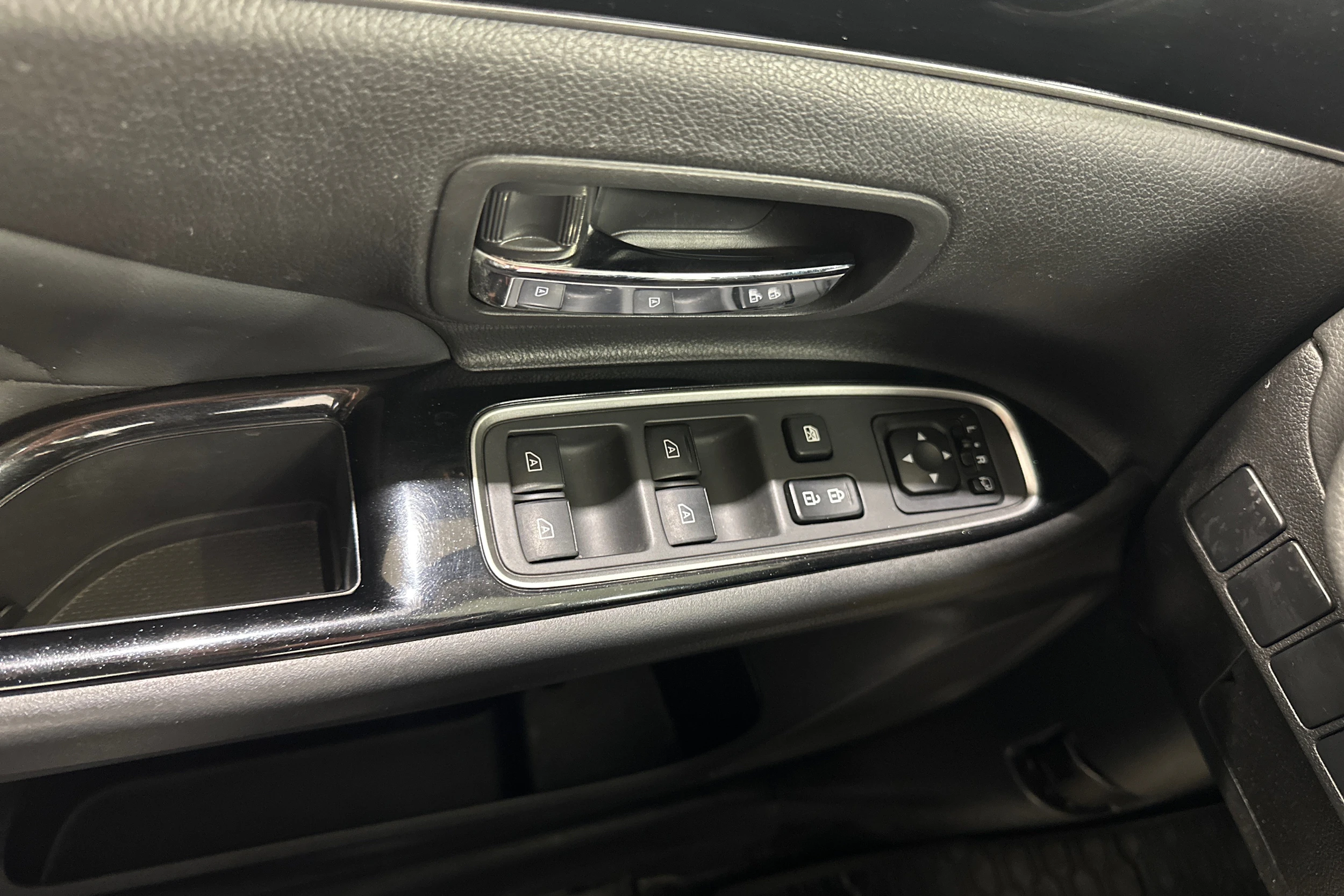 valkoinen Mitsubishi Outlander 2018 kuva 19.