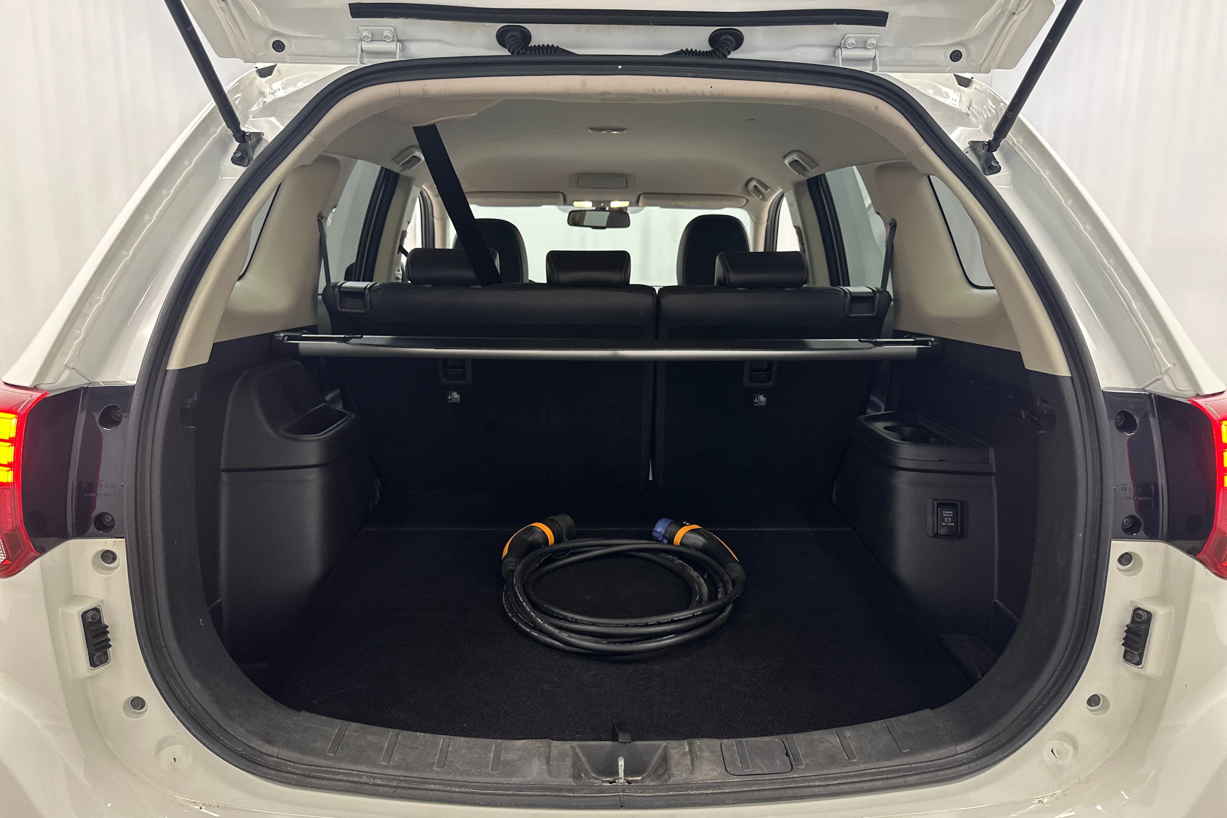 valkoinen Mitsubishi Outlander 2018 kuva 20.
