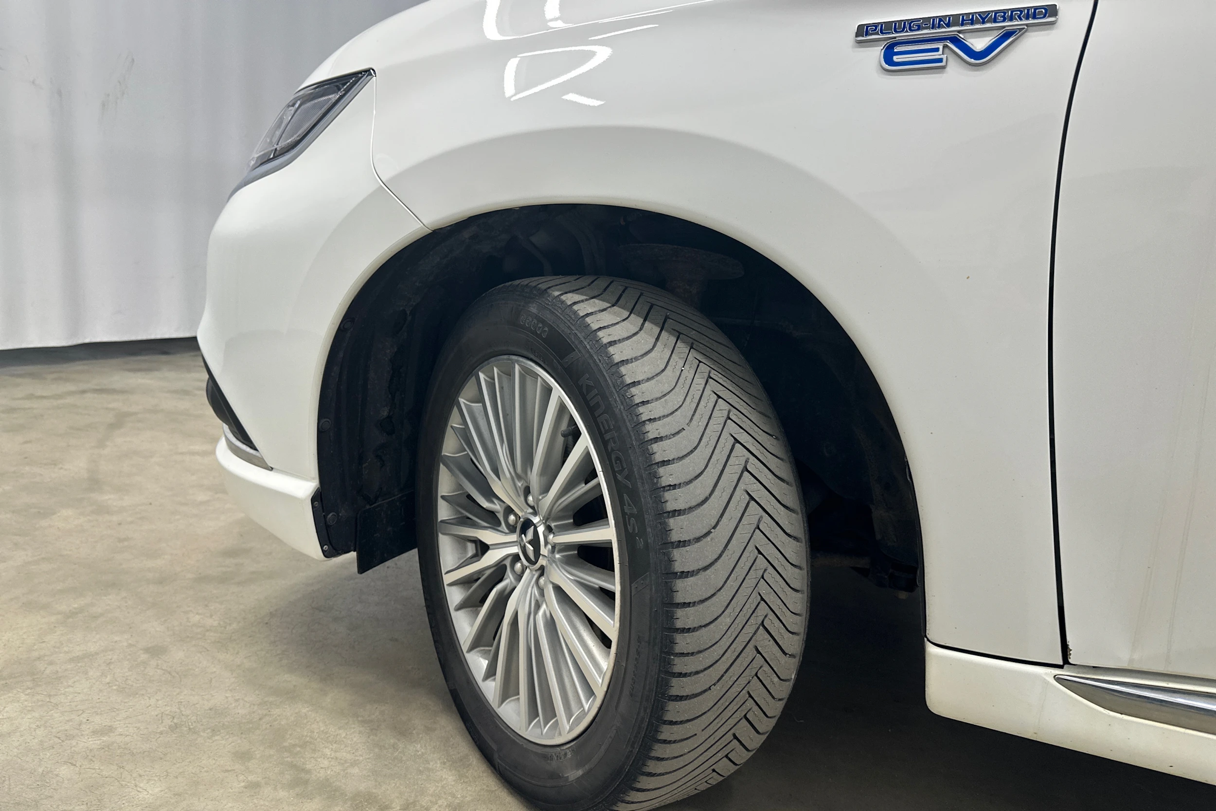 valkoinen Mitsubishi Outlander 2018 kuva 22.