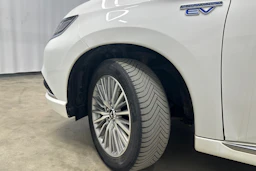 valkoinen Mitsubishi Outlander 2018 kuva 22.