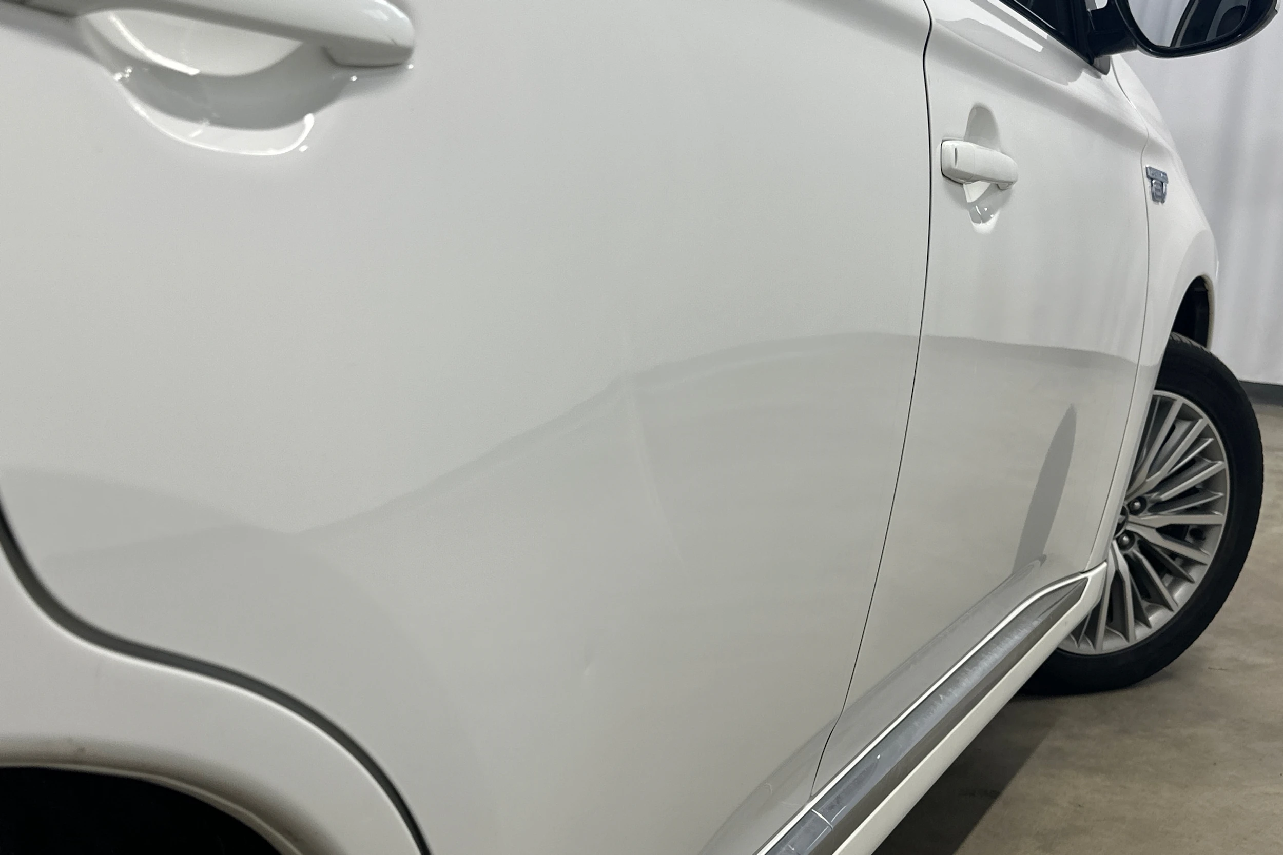 valkoinen Mitsubishi Outlander 2018 kuva 24.