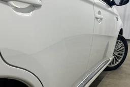 valkoinen Mitsubishi Outlander 2018 kuva 24.