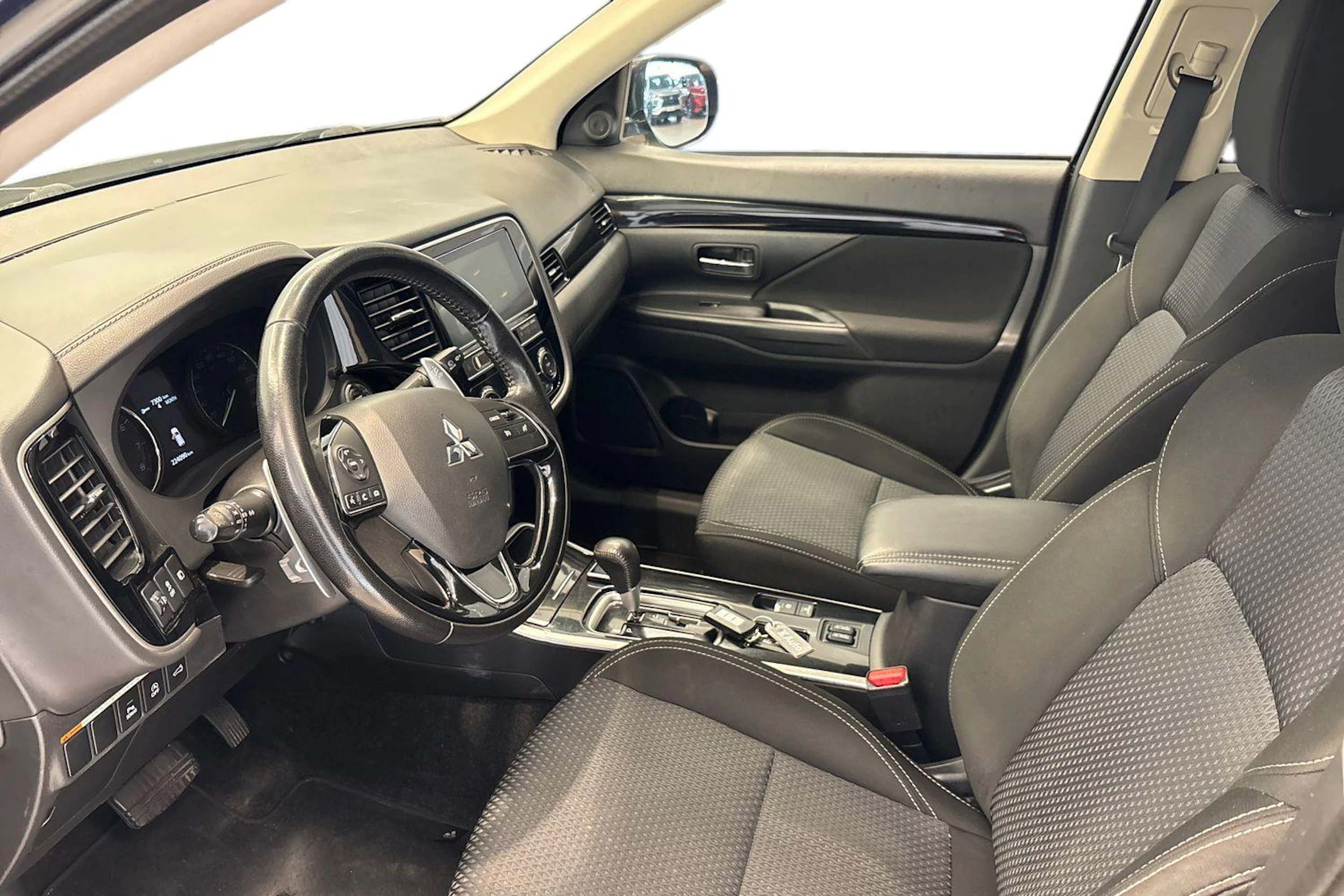 sininen Mitsubishi Outlander 2019 kuva 6.