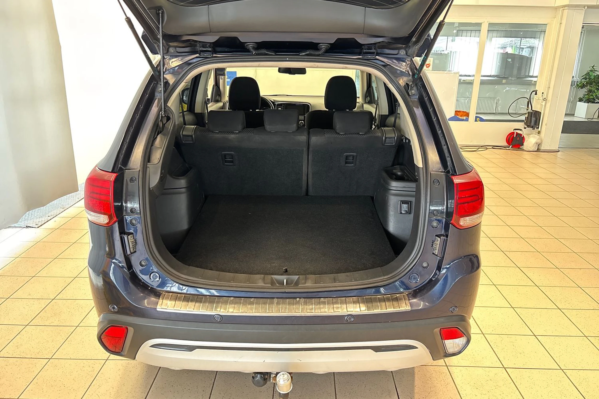 sininen Mitsubishi Outlander 2019 kuva 13.