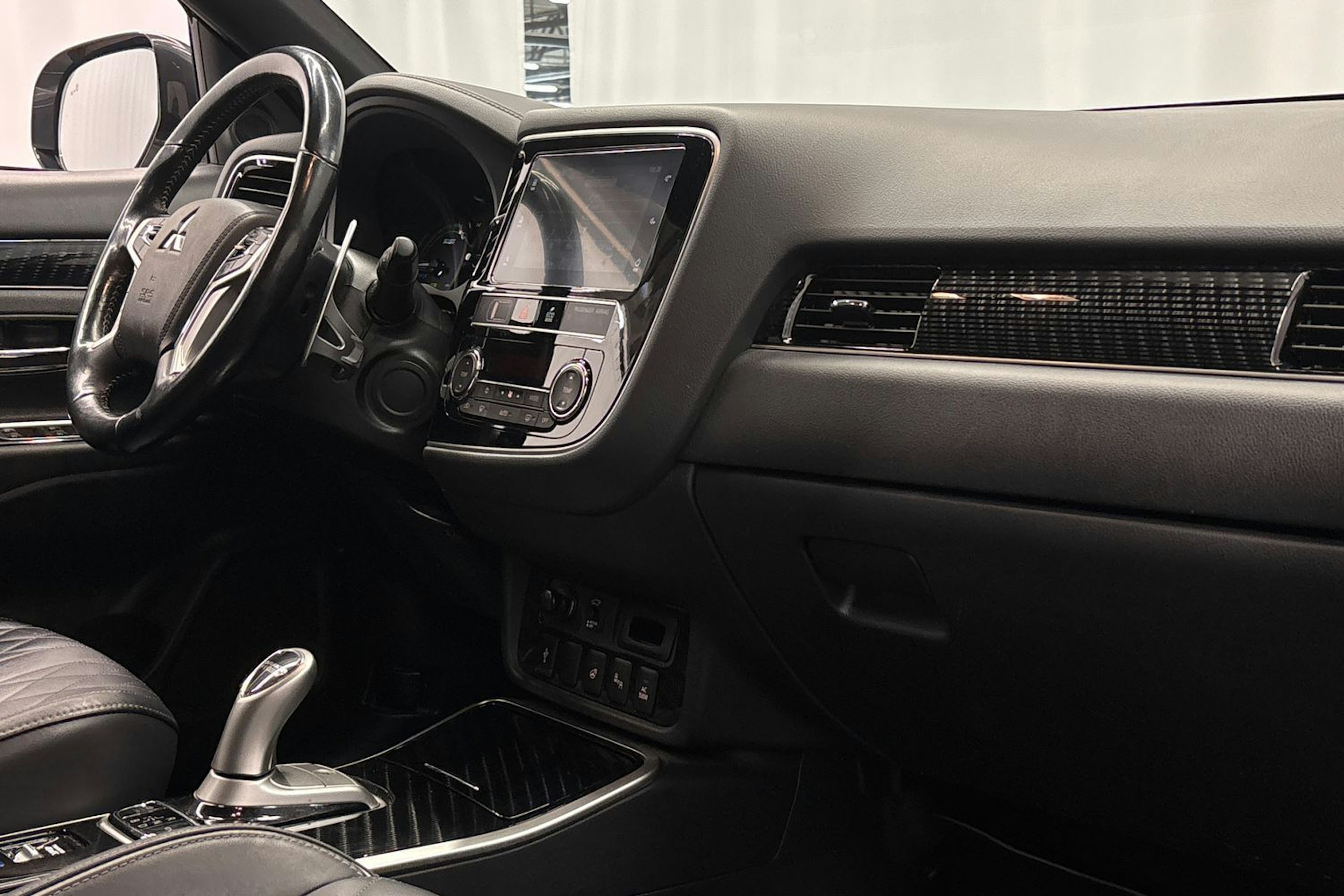 harmaa Mitsubishi Outlander 2019 kuva 14.