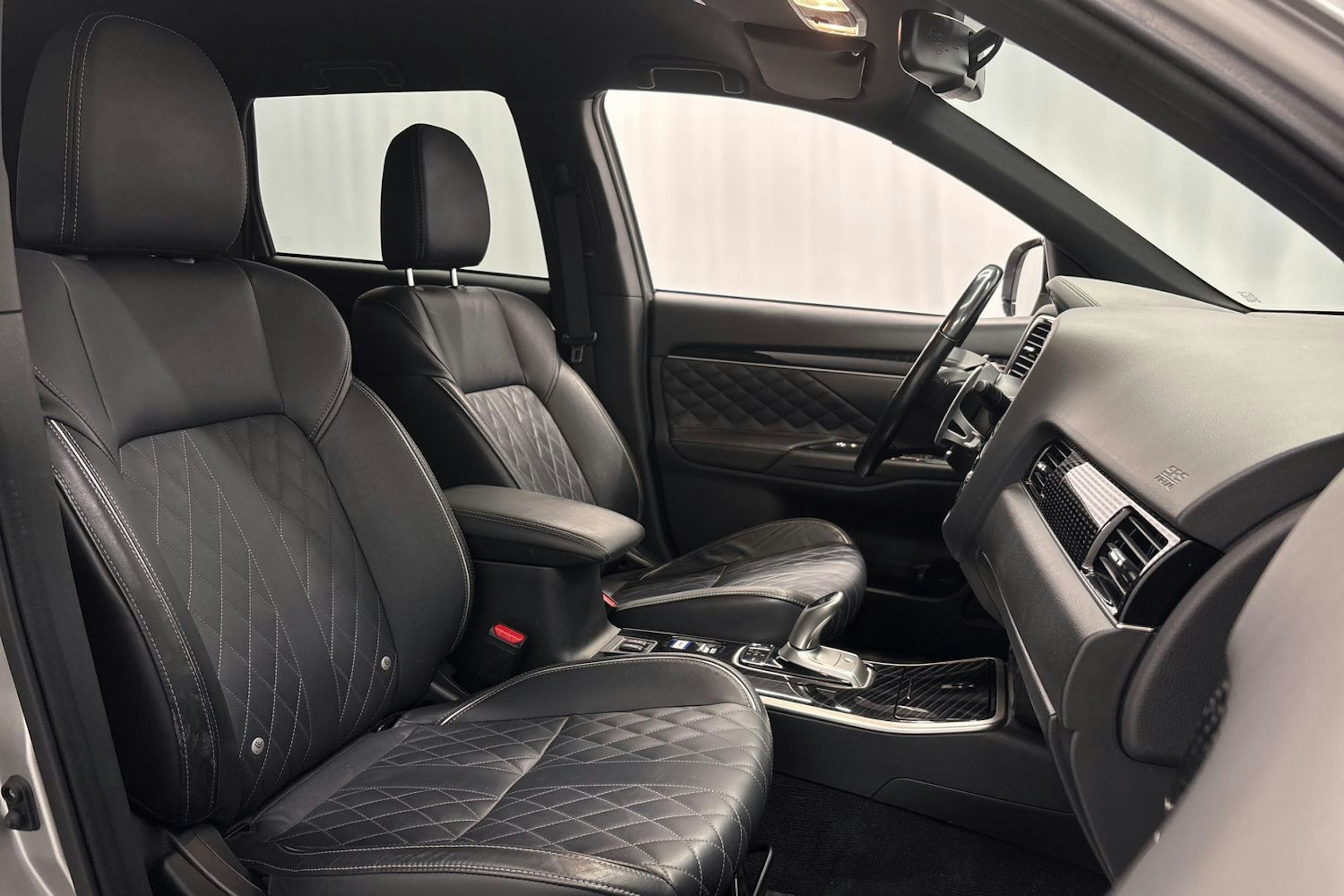 harmaa Mitsubishi Outlander 2019 kuva 15.