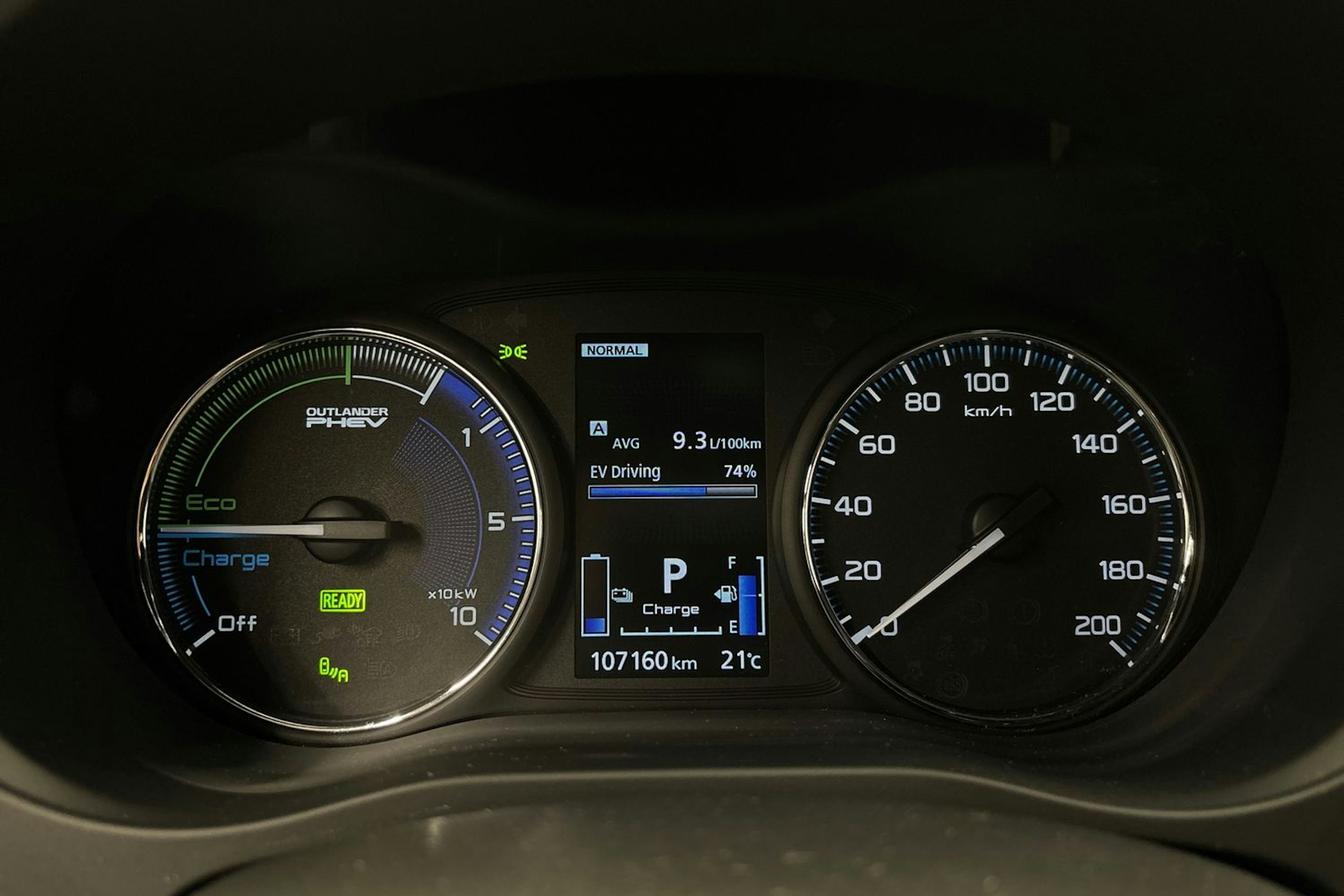 harmaa Mitsubishi Outlander 2019 kuva 18.