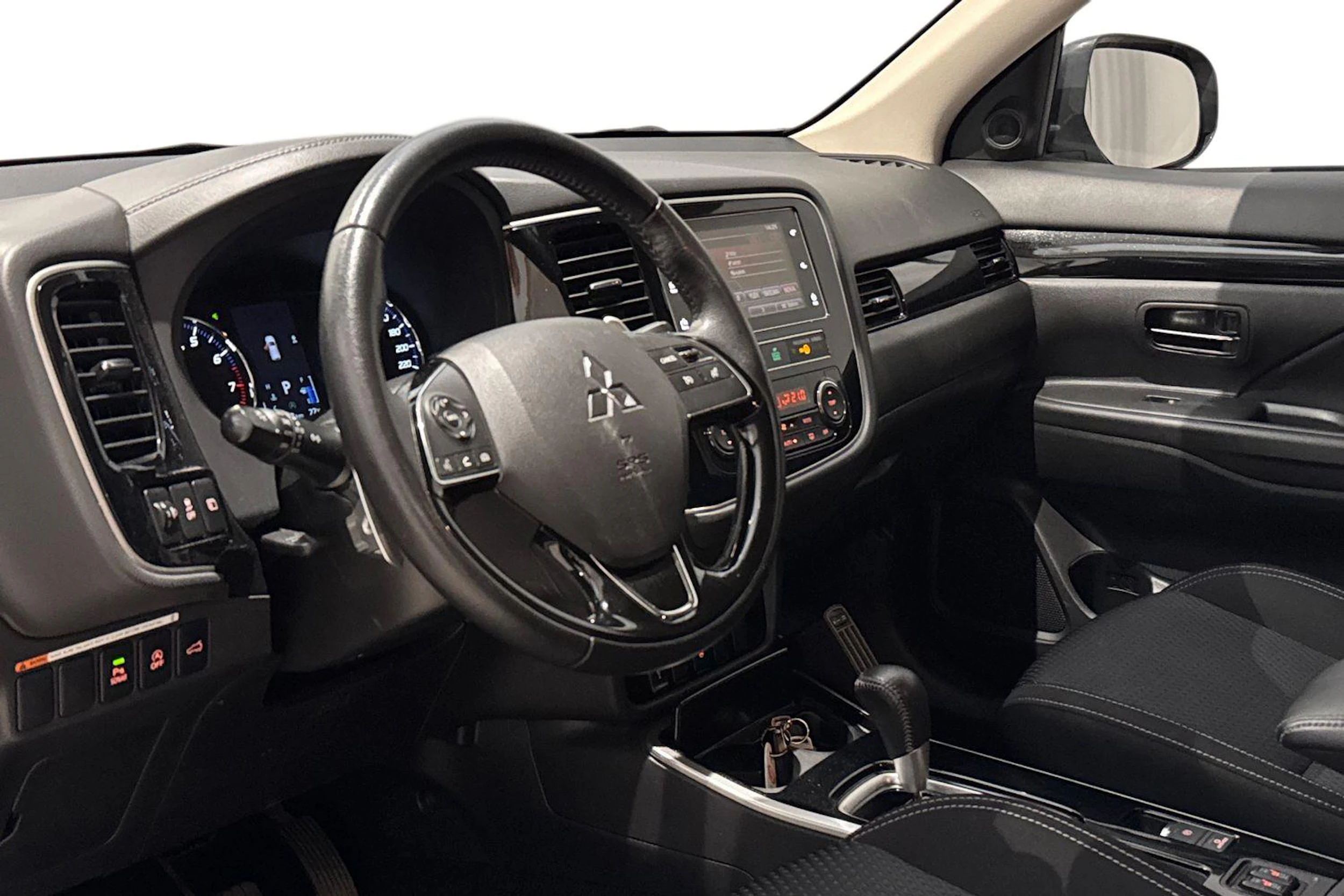 valkoinen Mitsubishi Outlander 2019 kuva 6.
