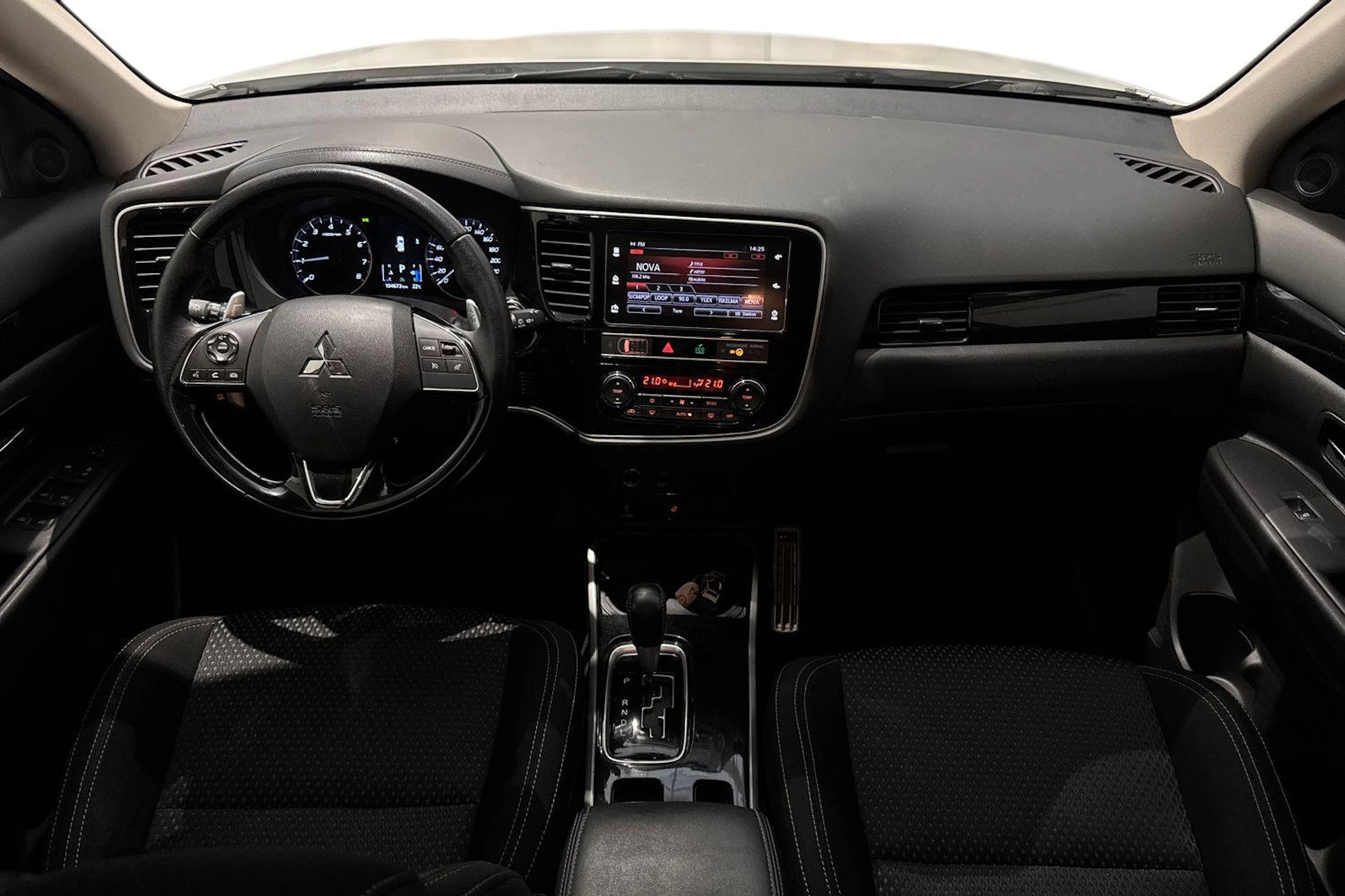 valkoinen Mitsubishi Outlander 2019 kuva 7.