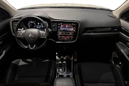 valkoinen Mitsubishi Outlander 2019 kuva 7.