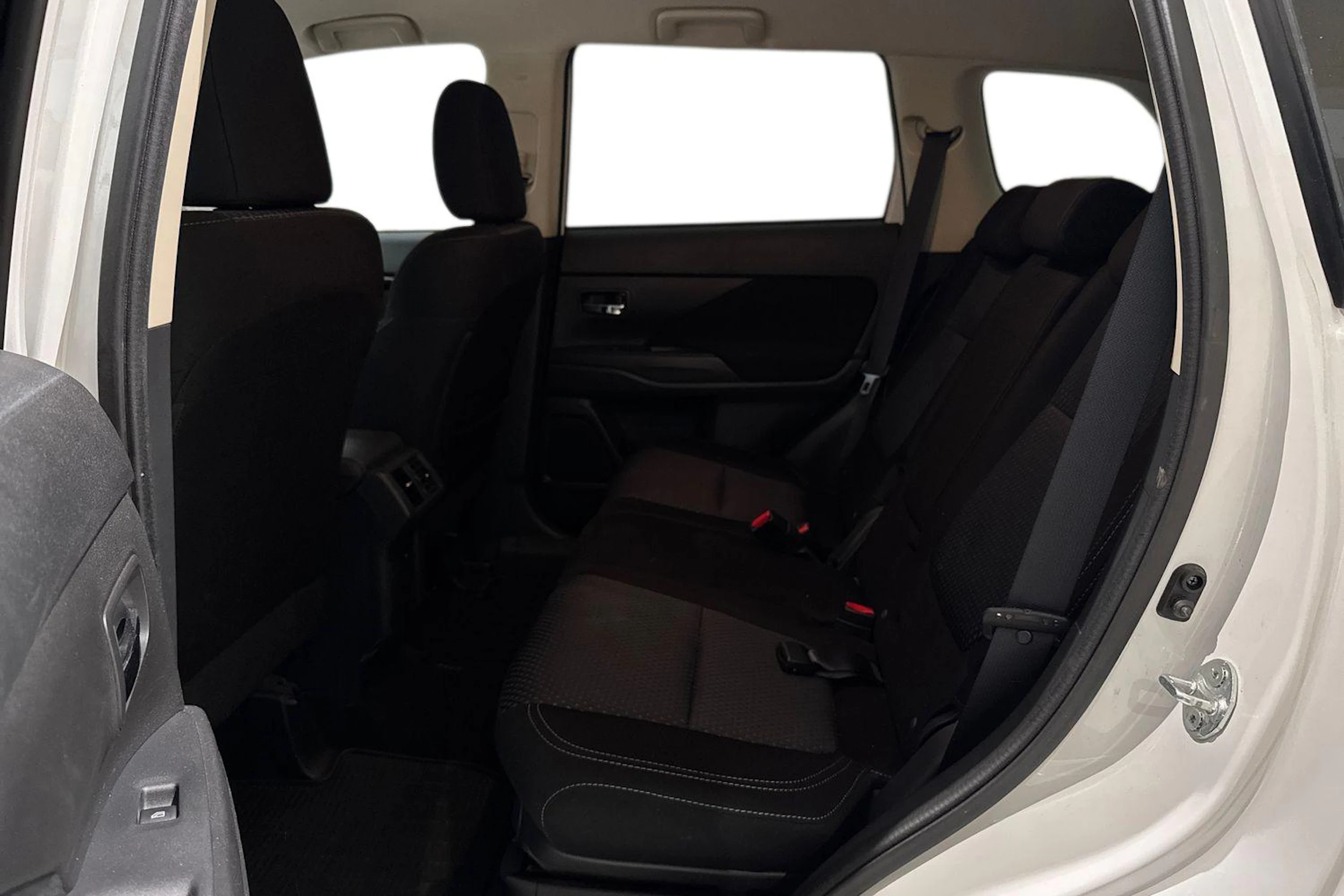 valkoinen Mitsubishi Outlander 2019 kuva 8.