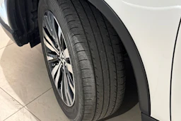 valkoinen Mitsubishi Outlander 2019 kuva 10.