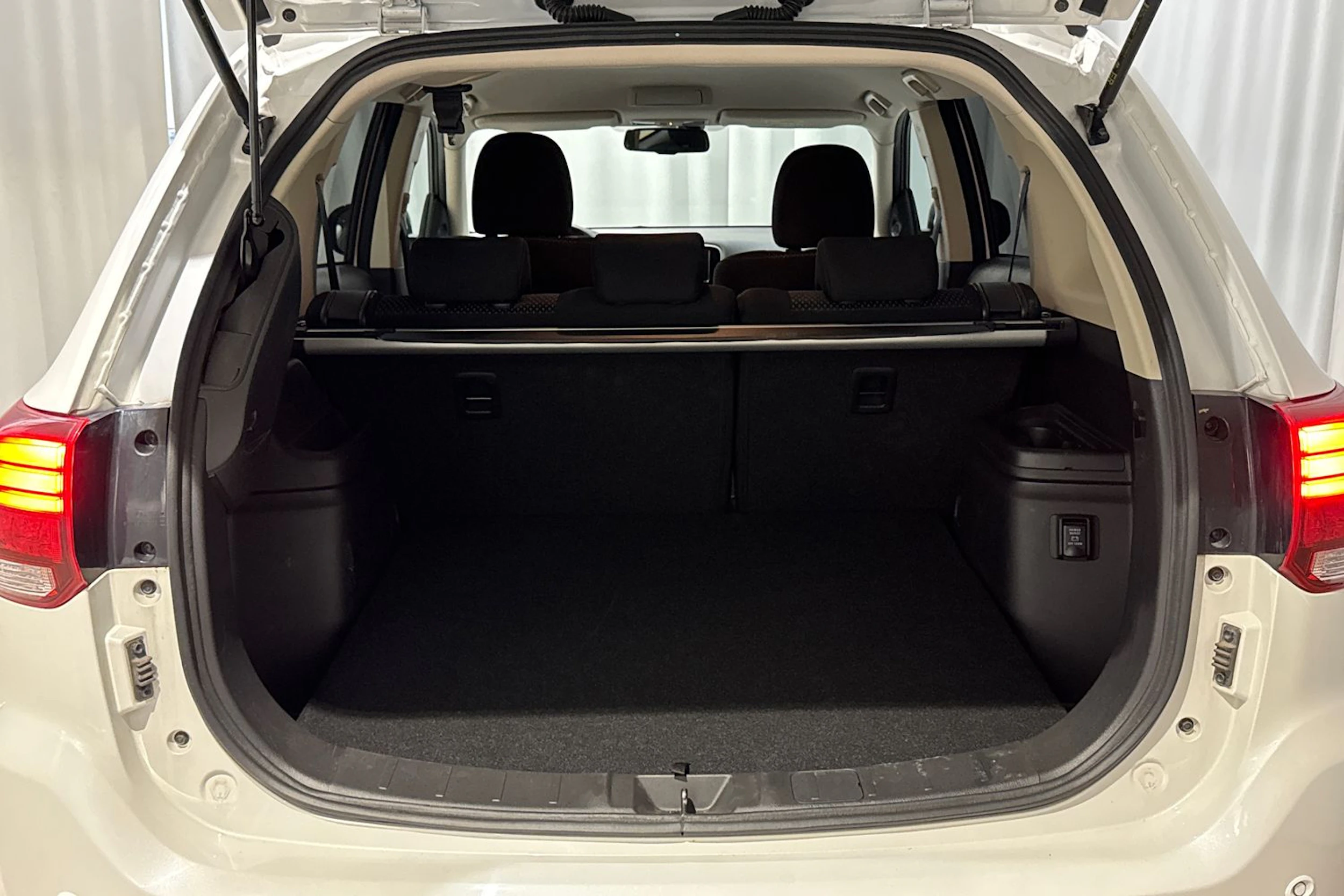 valkoinen Mitsubishi Outlander 2019 kuva 12.
