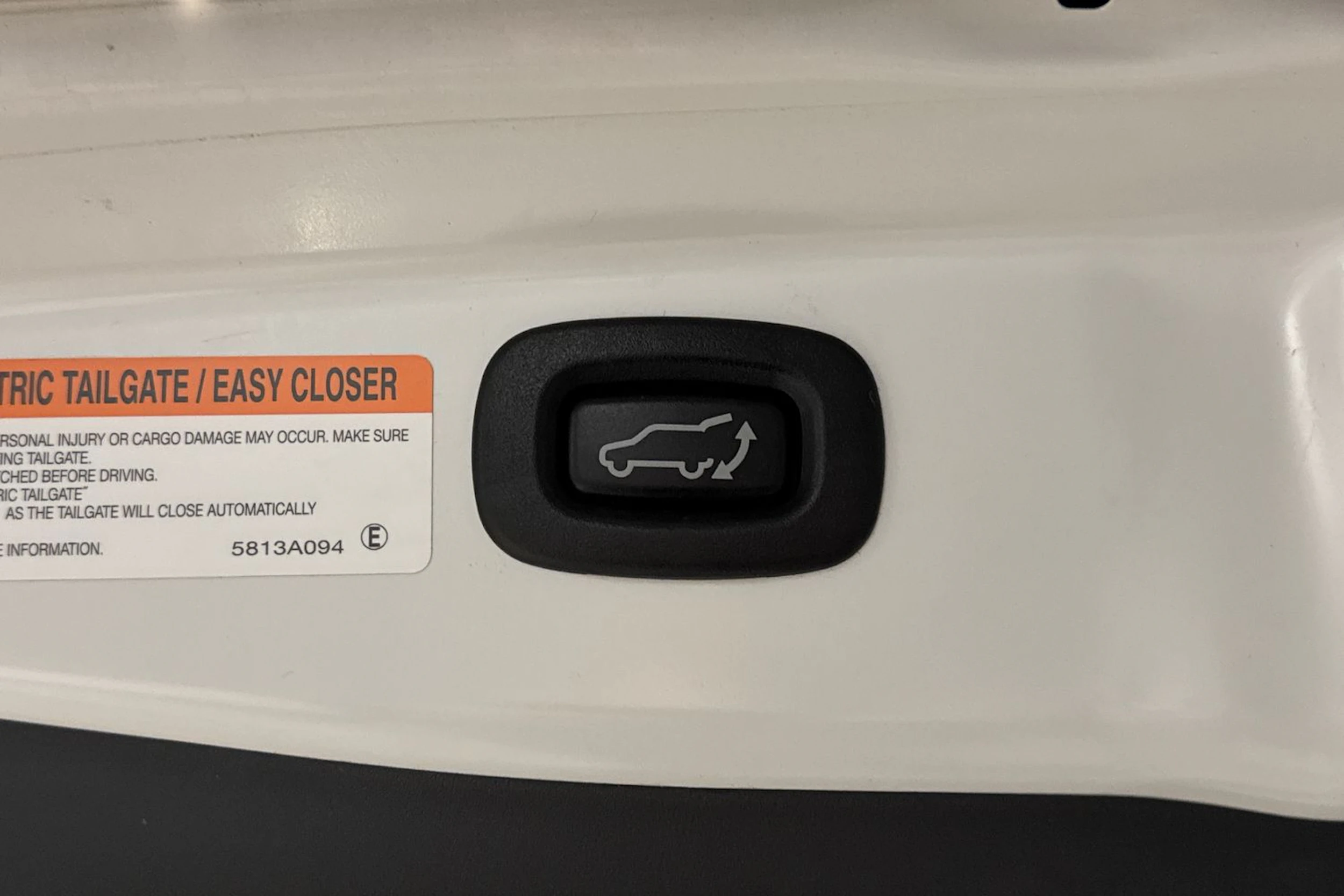 valkoinen Mitsubishi Outlander 2019 kuva 13.