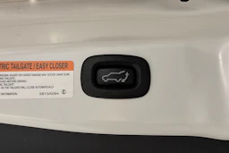 valkoinen Mitsubishi Outlander 2019 kuva 13.