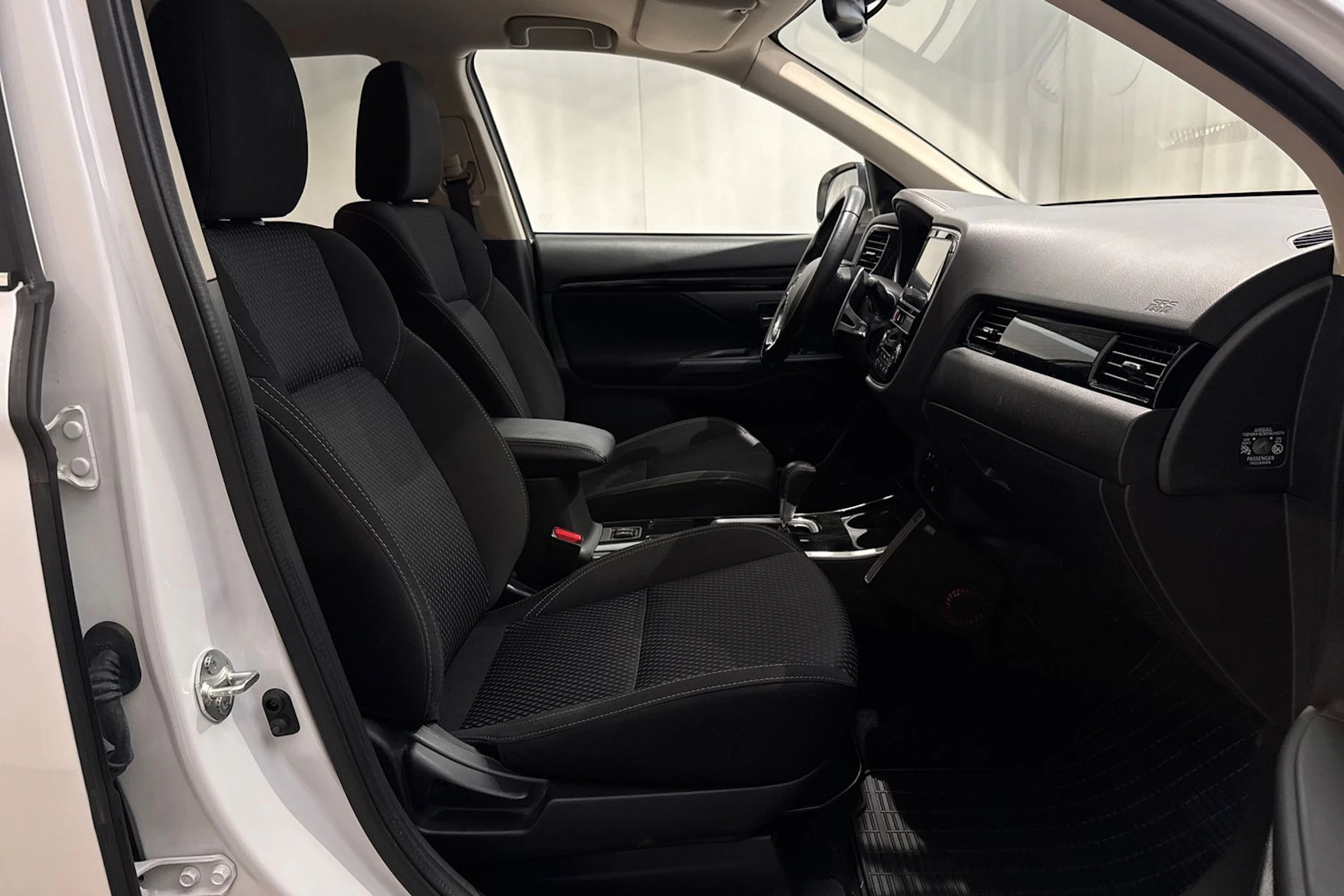 valkoinen Mitsubishi Outlander 2019 kuva 14.